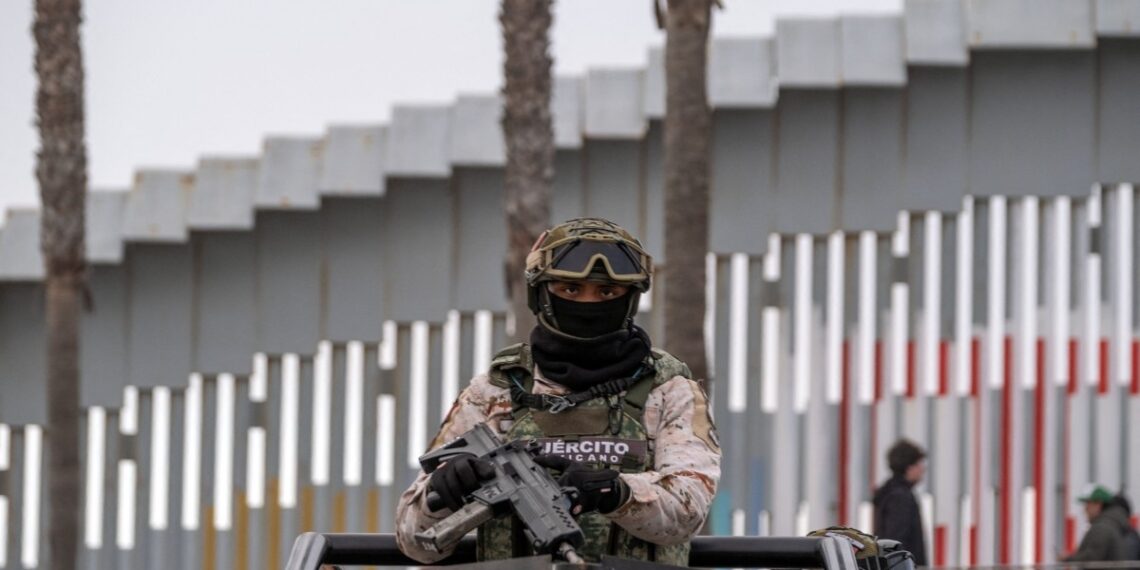 México comenzó a movilizar efectivos a la frontera común con Estados Unidos, como parte de los acuerdos para evitar la guerra comercial. (Photo by Guillermo Arias / AFP)