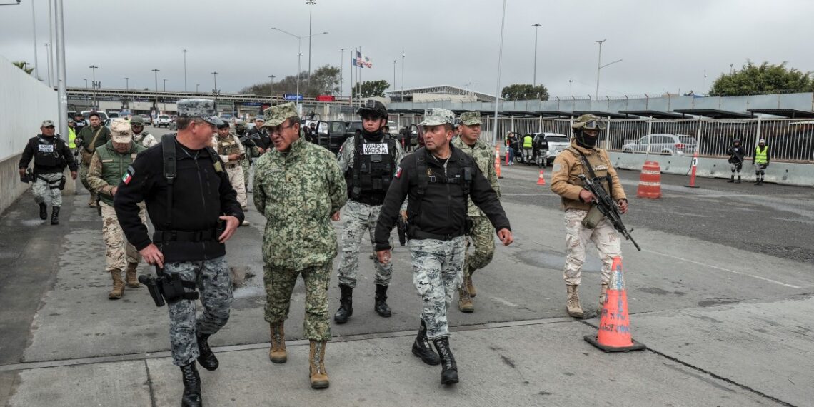 La Guardia Nacional y e Ejército Mexicano mantiene el operativo en las ciudades fronterizas del norte del país. (Photo by Guillermo Arias / AFP)