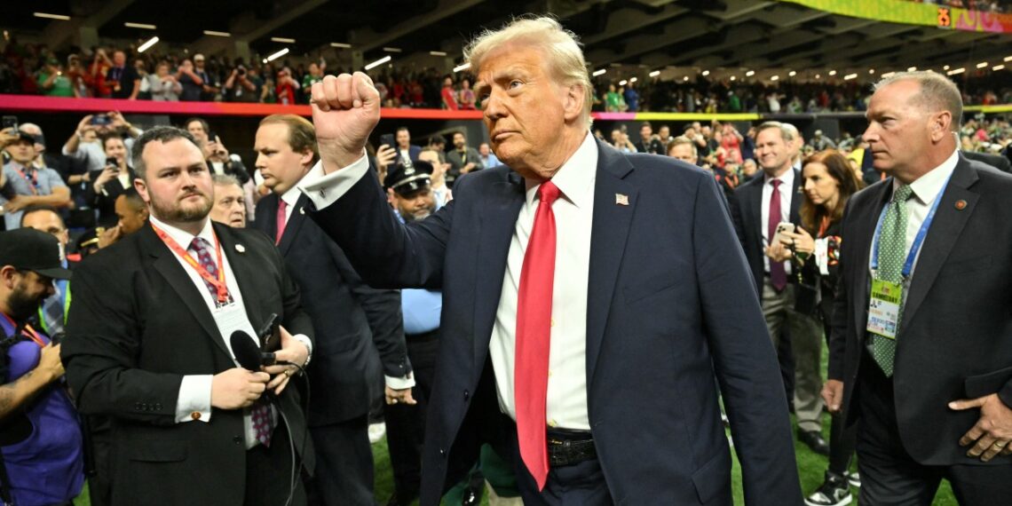 Es el primer presidente de Estados Unidos que es público en las gradas del Super Bowl. (Photo by ROBERTO SCHMIDT / AFP)