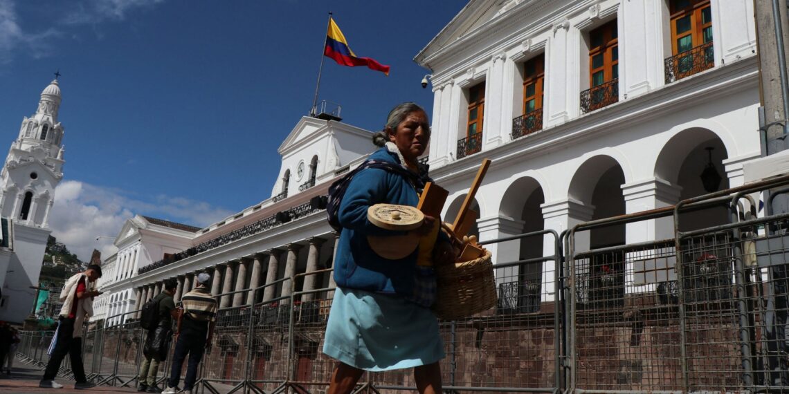 Las elecciones de Ecuador están cerradas por un corto margen. (Photo by Galo Paguay / AFP)