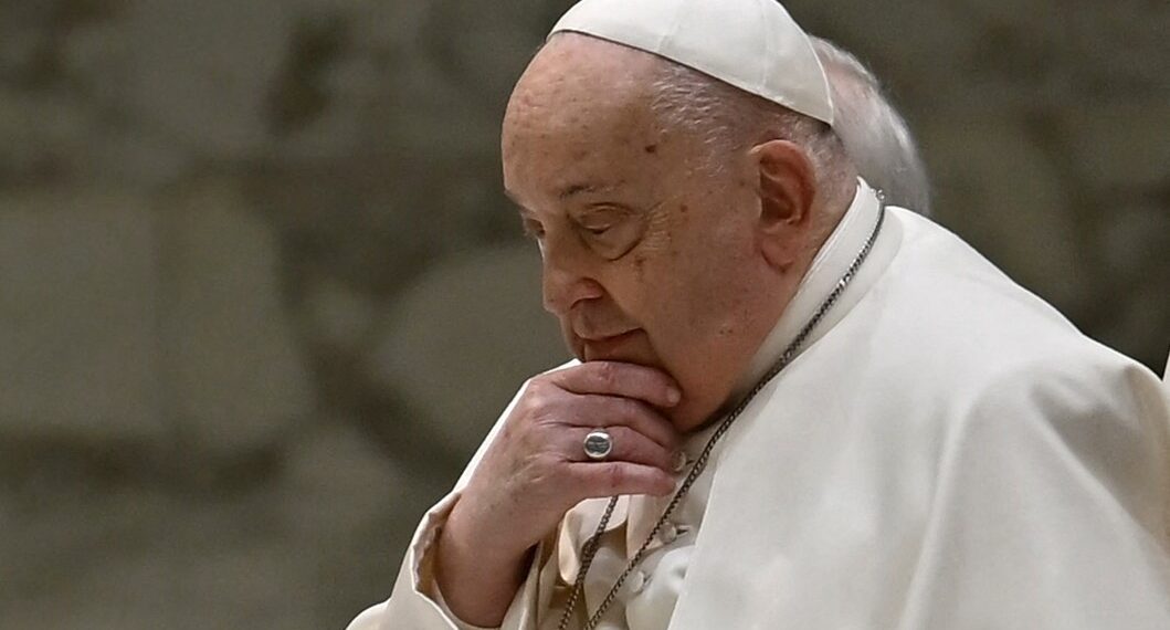 El líder católico sigue ingresado en el hospital y su salud preocupa a sectores de la iglesia. (Photo by Filippo MONTEFORTE / AFP)