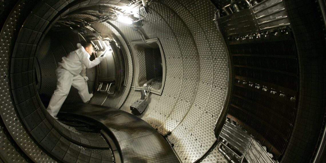 Las pruebas hechas en el reactor Tokamak dan paso a un avance en la generación de energía renovable. (Photo by BORIS HORVAT / AFP)