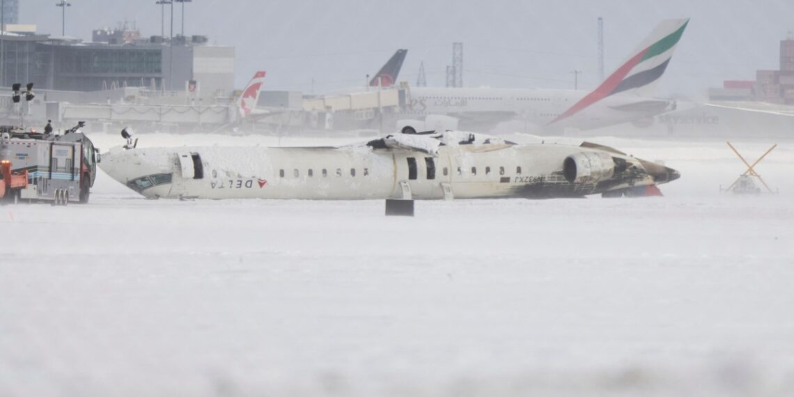 El accidente de un vuelo de Delta Airlines dejó 18 heridos en su aterrizaje en el aeropuerto Pearson de Toronto. (a wholly owned subsidary of Delta Air Lines) 4819 with 76 passengers and four crew was landing in the afternoon in Canada's largest metropolis, having flown from Minneapolis in the US state of Minnesota, the airline said. (Photo by Geoff Robins / AFP)