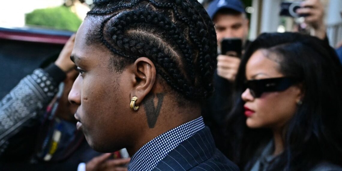 Rihanna junto a Rakim Mayers, conocido como A$AP Rocky abandonan la Corte de Los Ángeles. (Photo by Frederic J. Brown / AFP)