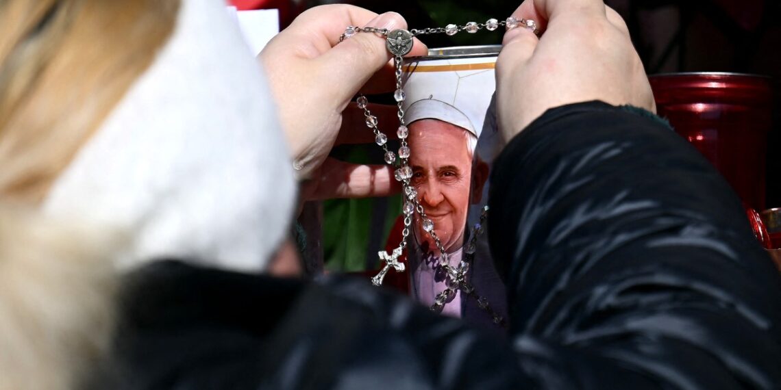 Católicos en todo el mundo se preocupan por la salud del Papa Francisco que enfrenta un cuadro de neumonía complicado. (Photo by FILIPPO MONTEFORTE / AFP)