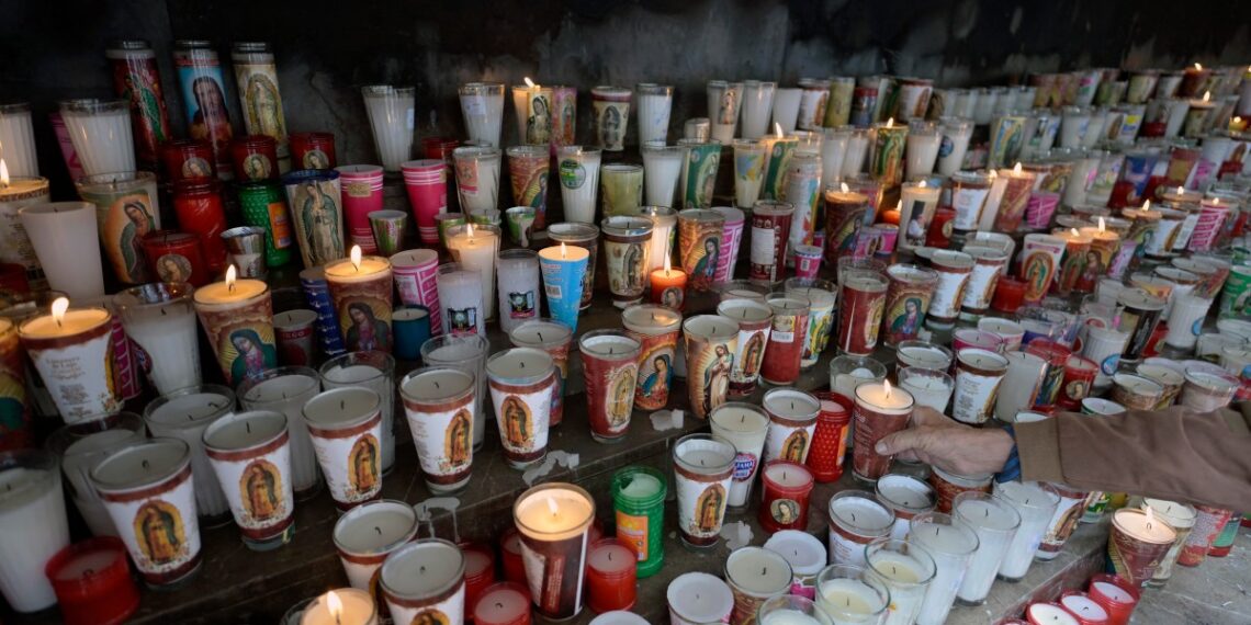 Los fieles mexicanos se sumaron a las plegarias por la salud del Papa Francisco. (Photo by Alfredo ESTRELLA / AFP)