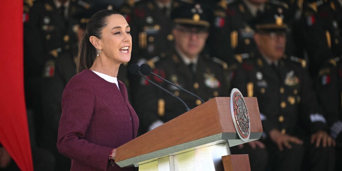 La presidenta de México insiste en crear una estratega conjunta para seguir las redes de tráfico. (Photo by YURI CORTEZ / AFP)