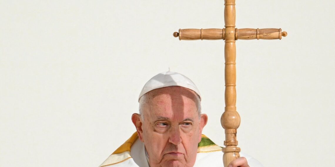 La salud del líder católico ha dejado en suspenso a los fieles en todo el mundo. (Photo by Alberto PIZZOLI / AFP)