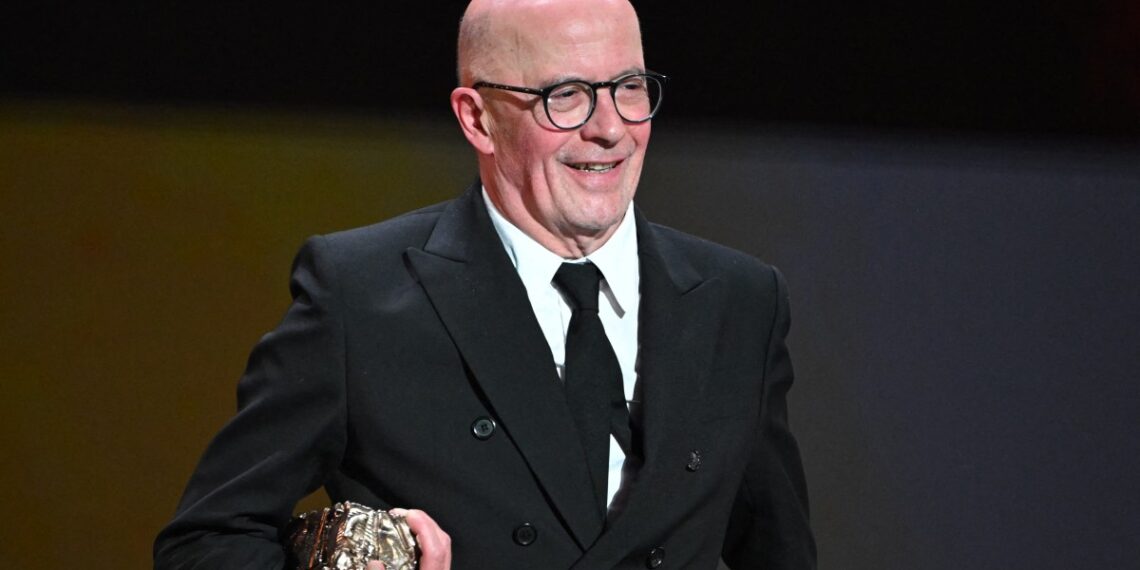 Jacques Audiard recibió el premio como Mejor Director. (Photo by Bertrand GUAY / AFP)