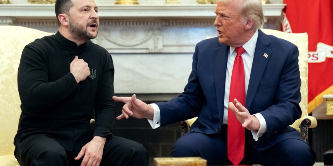 Donald Trump y Volodymyr Zelenski tuvieron una incómoda reunión en el Salón Oval en la Casa Blanca. (Photo by SAUL LOEB / AFP)