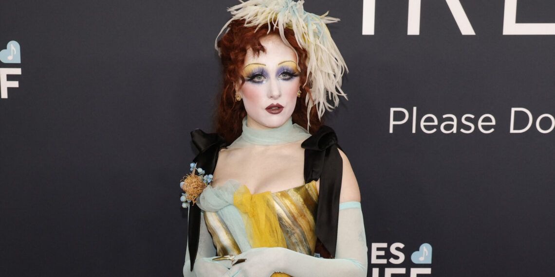 Chappell Roan es parte de la nueva ola de la música pop de Estados Unidos. Su look tiene acentos que apelan al arte drag. (Photo by Frazer Harrison / GETTY IMAGES NORTH AMERICA / Getty Images via AFP)
