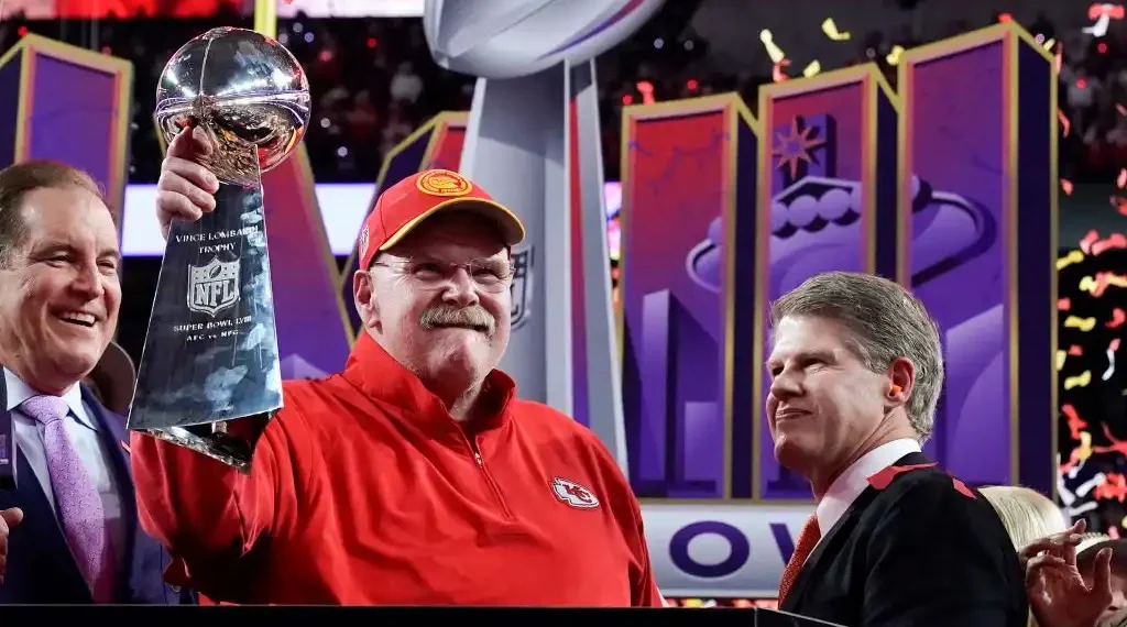 El entrenador en jefe de los Kansas City Chiefs, Andy Reid, sostiene el trofeo Vince Lombardi en el Super Bowl LVIII, el 11 de febrero de 2024. (AFP)