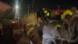 Bomberos en zona de derrumbe por explosión 