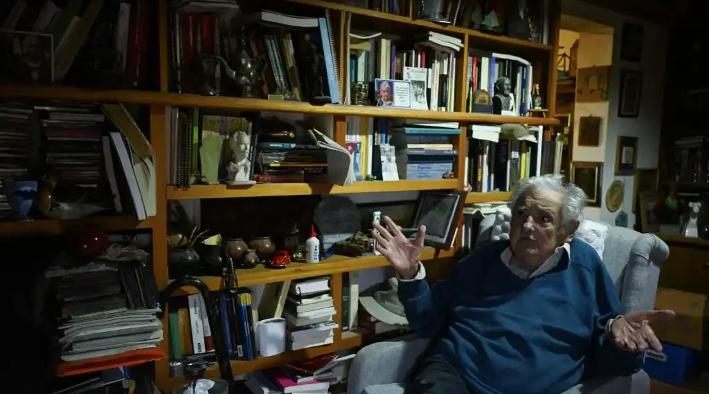 El expresidente uruguayo (2010-2015) José Mujica hace un gesto mientras concede una entrevista. (AFP)