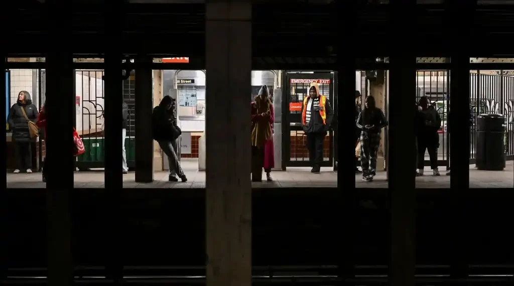 Varias personas se encuentran en un andén del metro de Nueva York el 4 de febrero de 2025. (AFP)