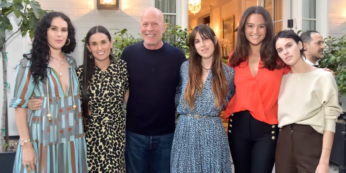 (Izq-Der) Rumer Willis, Demi Moore, Bruce Willis, Scout Willis, Emma Heming Willis y Tallulah Willis en 2019 en Los Ángeles.
(Photo credit: Stefanie Keenan/Getty Images for goop)