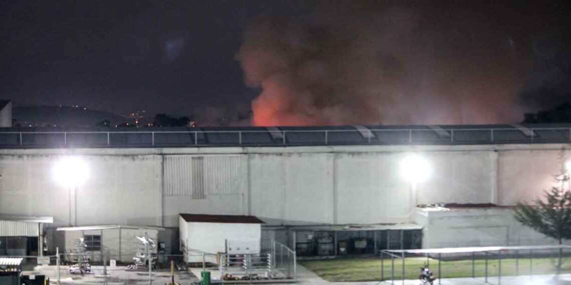 Sofocan impresionante incendio de recicladora en Chachapa, Puebla