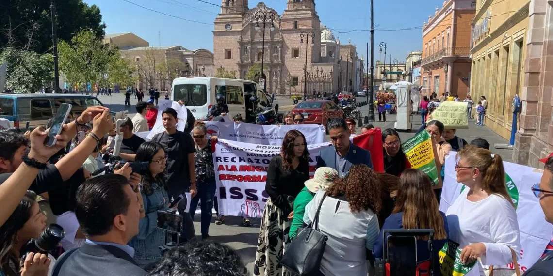 Maestros de Aguascalientes se manifiestan contra reforma al ISSSTE