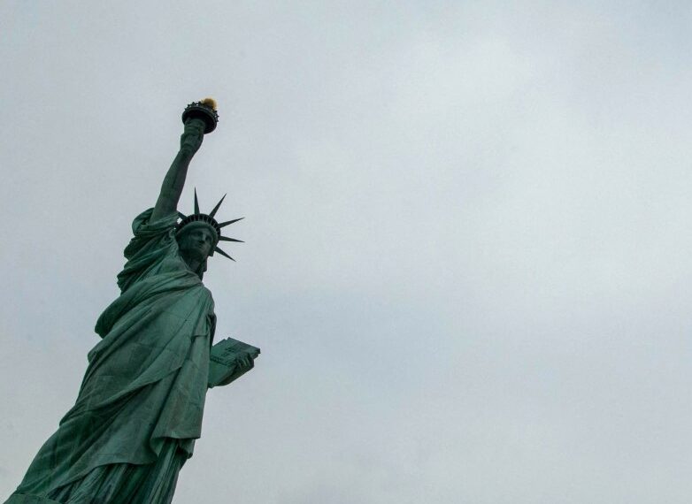 La estatua ubicada en el litoral de Nueva York ha sido un simbolo de hermanamiento del Francia y Estados Unidos. (Photo by EDUARDO MUNOZ ALVAREZ / AFP)