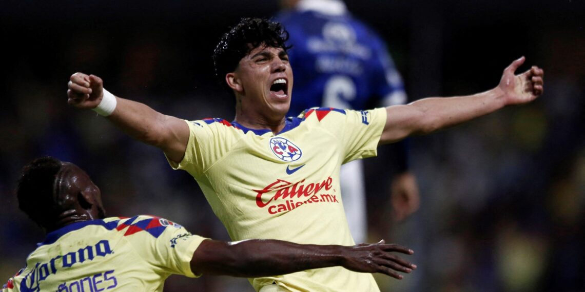 Kevin Álvarez fue agredido al termino del Clásico Nacional de La Liga MX.  (Photo by Rodrigo Oropeza / AFP)