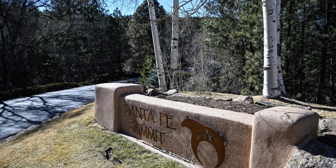 La entrada del residencial donde vivía el actor junto a su esposa en Santa Fe. (Photo by RONALDO SCHEMIDT / AFP)