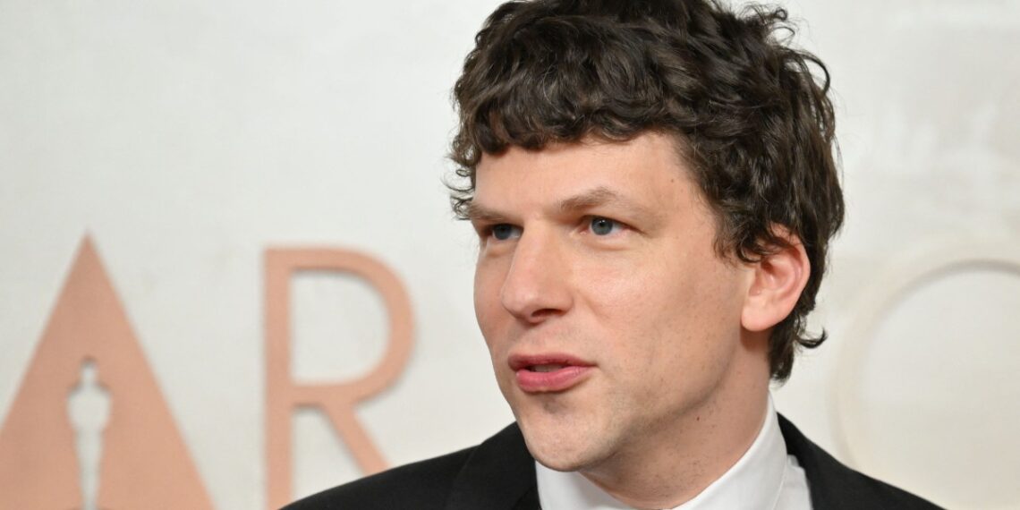 Jesse Eisenberg obtuvo la ciudadanía del país de sus ancestros. (Photo by Robyn Beck / AFP)