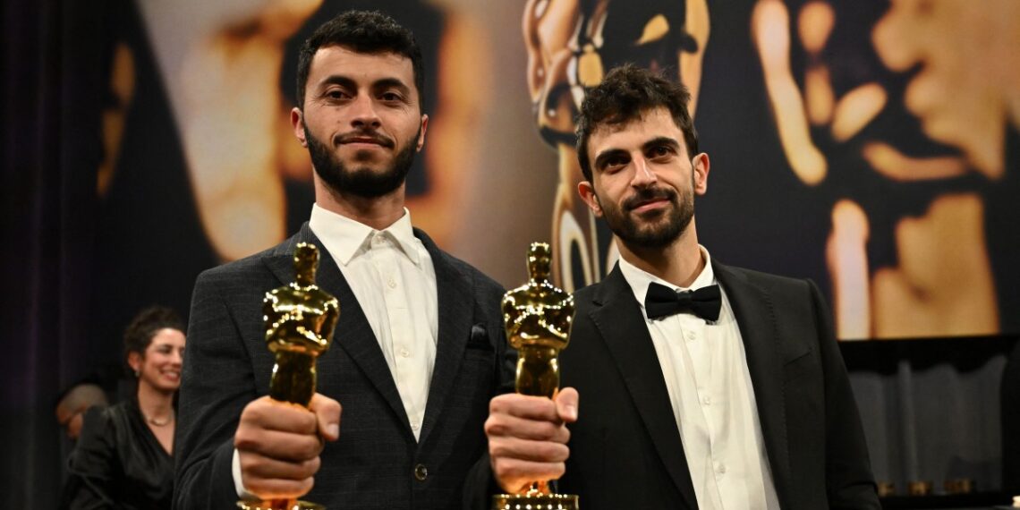 Basel Adra y Yuval Abraham creadores del documental ganador del Oscar. (Photo by ANGELA WEISS / AFP)