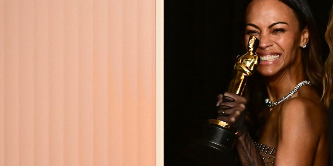 Zoe Saldaña se llevó uno de los dos premios que pudo lograr 'Emilia Pérez' de las 13 nominaciones que logró. (Photo by Frederic J. Brown / AFP)