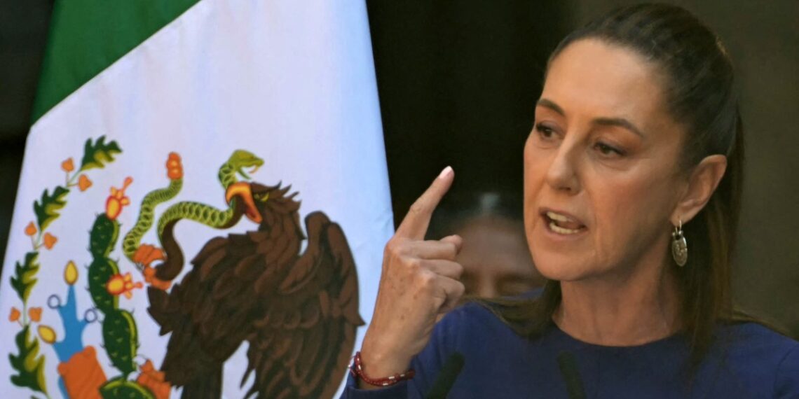 Claudia Sheinbaum no apoya la idea de una intervención armada por parte de Estados Unidos contra los cárteles mexicanos. (Photo by Yuri CORTEZ / AFP)