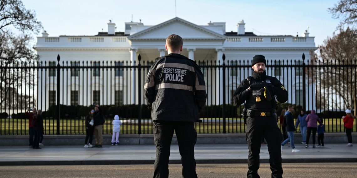 Un atentado en las inmediaciones de la Casa Blanca se llevó a cabo un operativo policial. (Photo by Kevin Dietsch / GETTY IMAGES NORTH AMERICA / Getty Images via AFP)