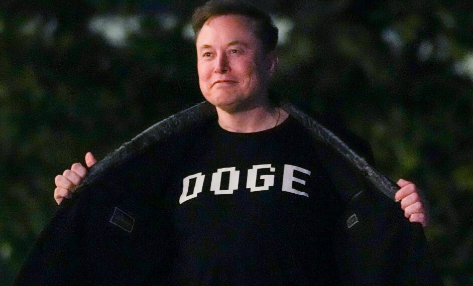 Elon Musk declara haber sufrido un ciberataque. (Photo by Oliver Contreras / AFP)