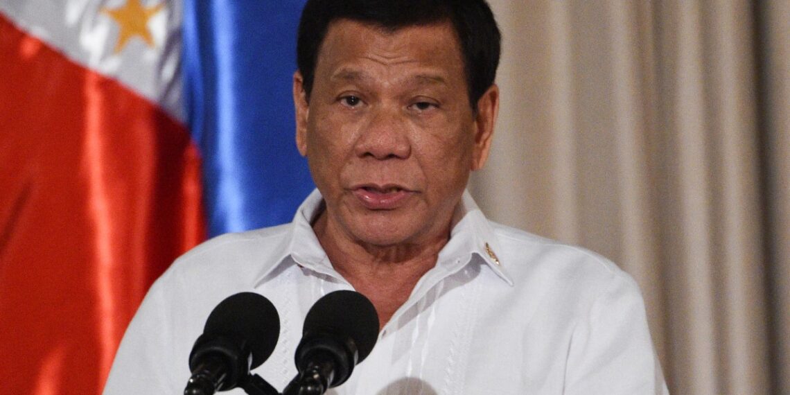 El expresidente Rodrigo Duterte será presentando ante una corte internacional en La Haya. (Photo by TED ALJIBE / AFP)