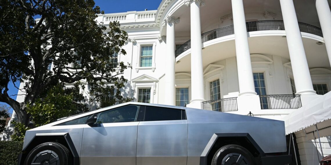 Una unidad de Tesla Cybertruck parada 
 frente a la Casa Blanca de Washington. (Photo by Mandel NGAN / AFP)