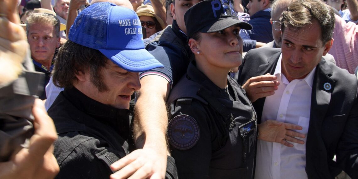 Javier Milei enfrenta diversos problemas en el país sudamericano. En un evento en San Nicolás de los Arroyos apareció con una cachucha azul que reza 'Make Argentina Great Again'. (Photo by STRINGER / AFP)