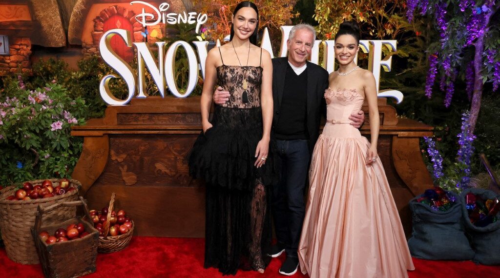 Gal Gadot, Marc E. Platt y Rachel Zegler durante el estreno en Hollywood. (Photo by Rodin Eckenroth / GETTY IMAGES NORTH AMERICA / Getty Images via AFP)