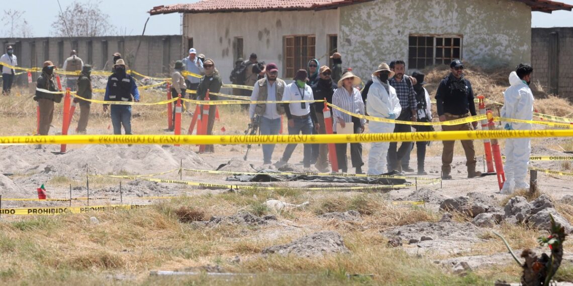 Para los colectivos de búsqueda de desparecidos lo hecho en Teuchitlán resultó una burla y una decepción. (Photo by Ulises Ruiz / AFP)