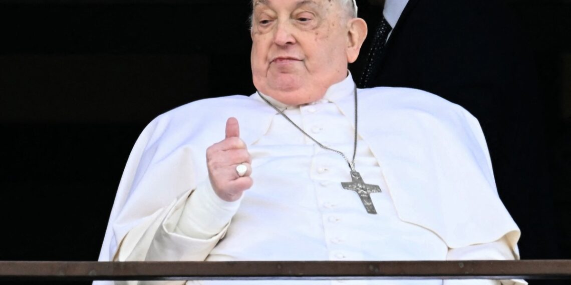 El papa Francisco se reencuentra con los feligreses. (Photo by Filippo MONTEFORTE / AFP)