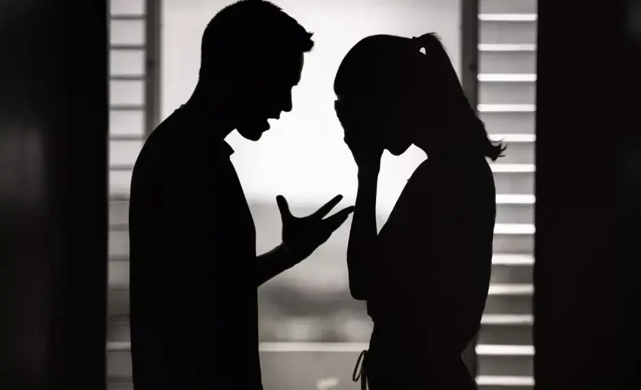 En la imagen se observa a una pareja discutiendo en casa. (Kieferpix/Getty Images)