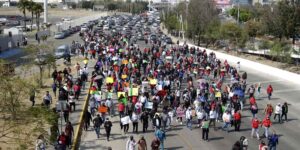 Manifestaciones de taxis piratas y autos "chocolate" generan caos vial en Puebla