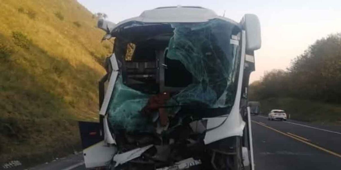 Trágico accidente en la Sierra Norte: Autobús y pipa colisionan dejando 20 heridos