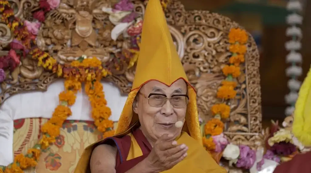 El líder espiritual tibetano hace un gesto durante la ceremonia de oración del último día en Leh, el 24 de julio de 2023. (AFP)