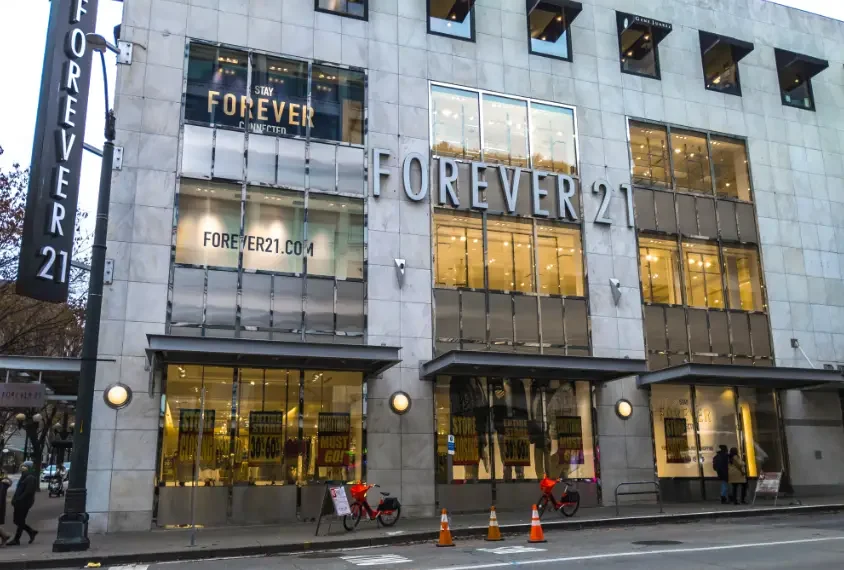 La popular Forever 21 se declaró en quiebra ya en setiembre de 2019, pero finalmente fue comprada en febrero de 2020 por un consorcio. (AdobeStock)