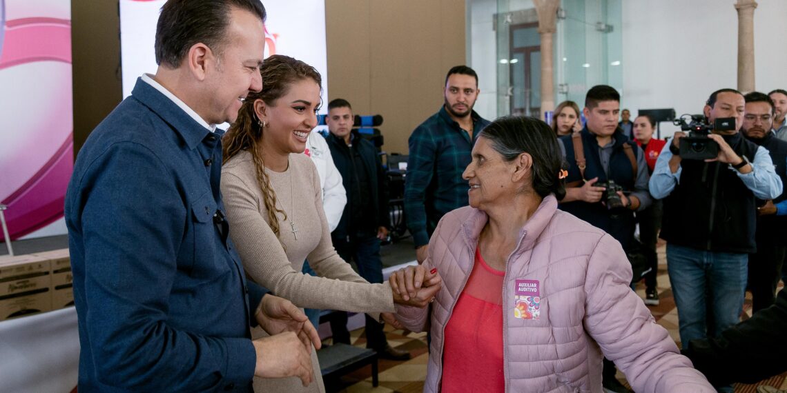 Entregan aparatos a personas con discapacidad y adultos mayores 