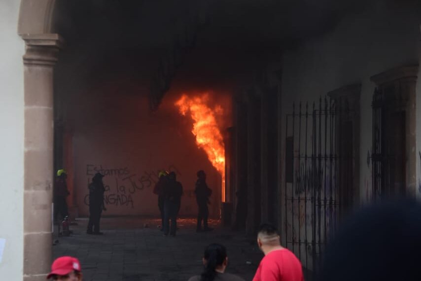 Incendian Congreso de Durango durante marcha del 8M