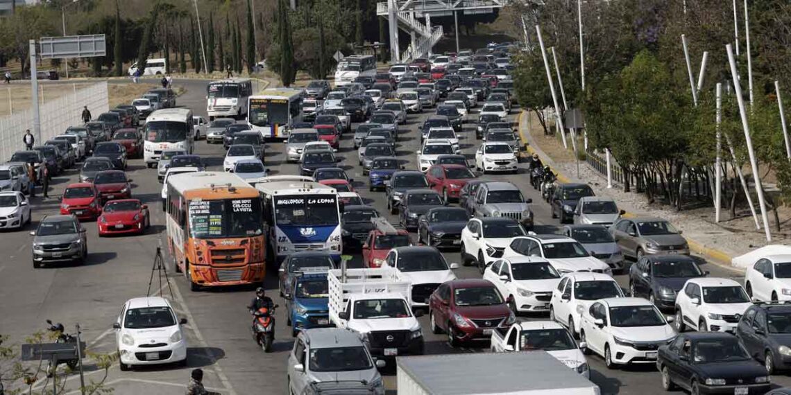 Manifestaciones de taxis piratas y autos "chocolate" generan caos vial en Puebla