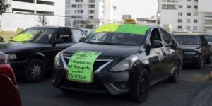 Manifestaciones de taxis piratas y autos "chocolate" generan caos vial en Puebla