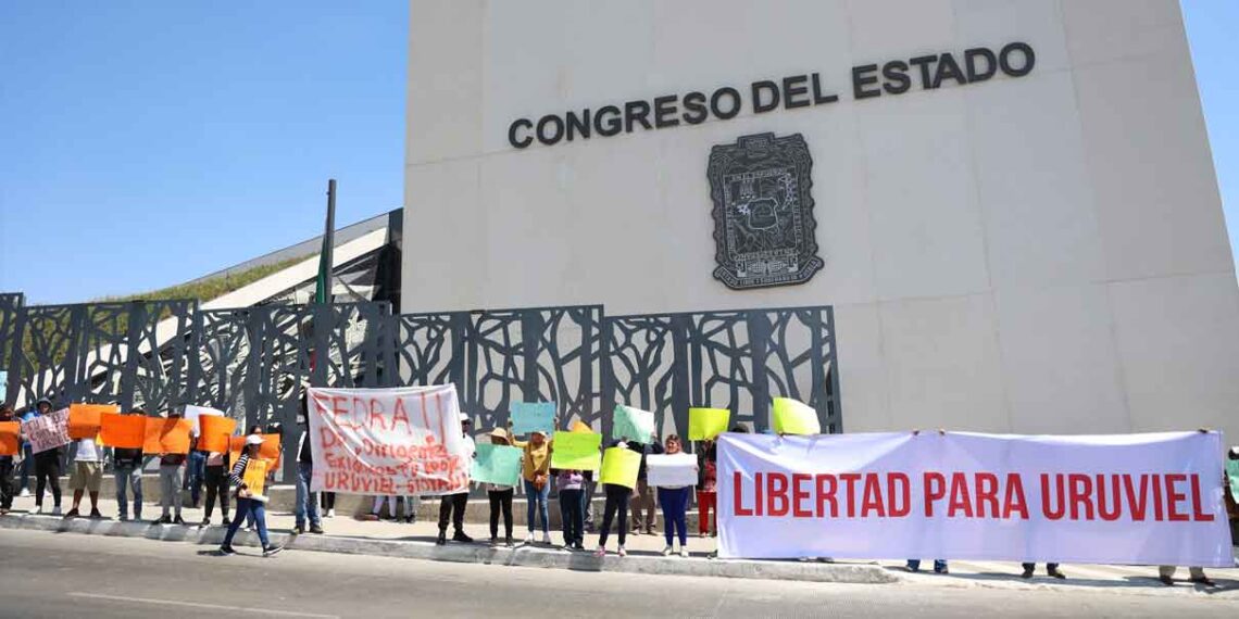 Manifestación en Congreso de Puebla resalta "deficiencias" del nuevo edificio legislativo