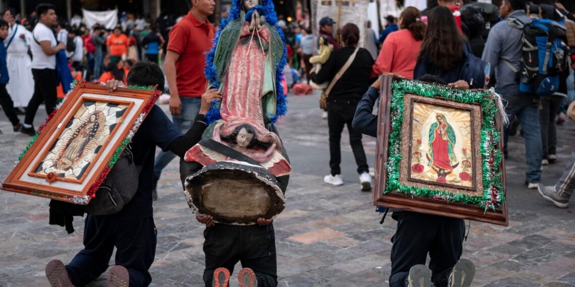 Peregrinos hacia la Basilica de Nuestra  de Santa María de Guadalupe en Ciudad de México. (Photo by Yuri CORTEZ / AFP)