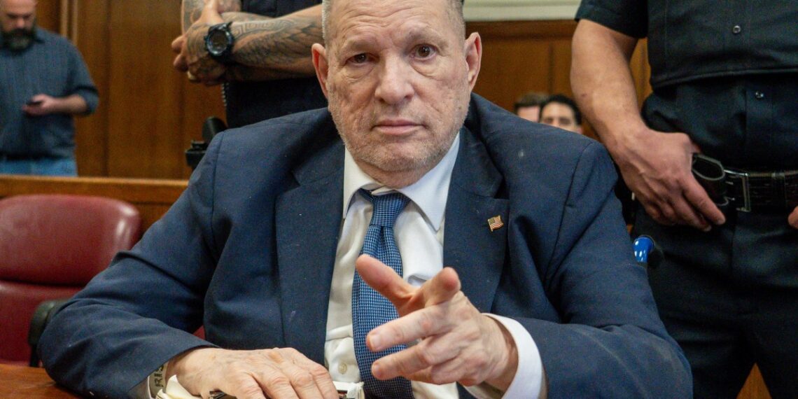 Harvey Weinstein pasó de ser una figura determinante en Hollywood a acumular decenas de señalamientos de violencia sexual. (Photo by Steven Hirsch / POOL / AFP)