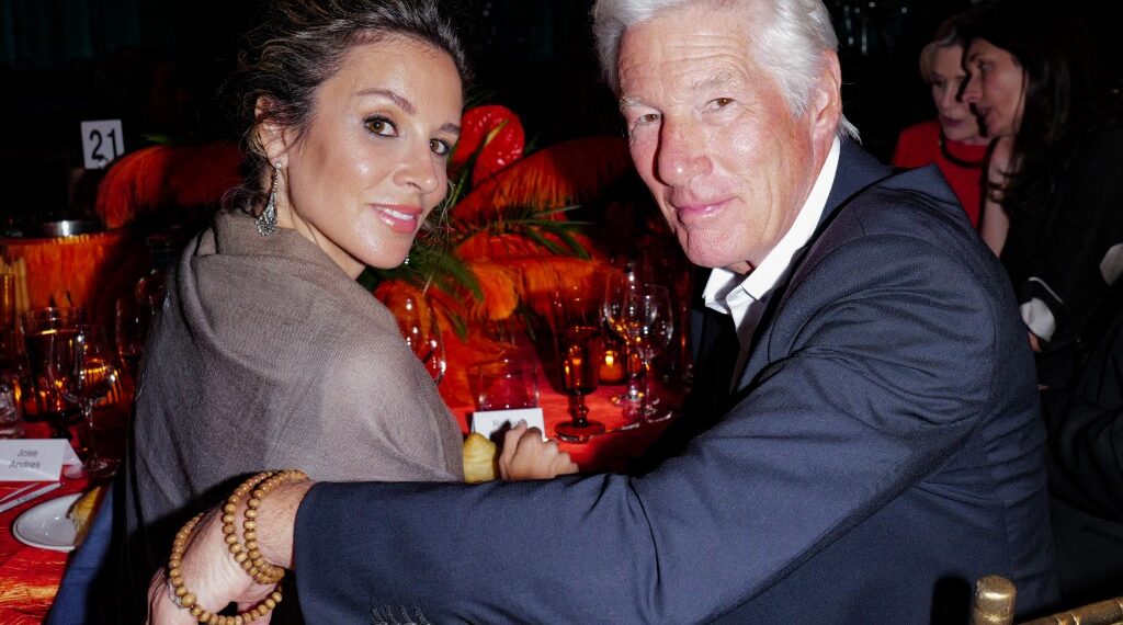 Alejandra Silva y Richard Gere. (Photo by Craig Barritt / GETTY IMAGES NORTH AMERICA / Getty Images via AFP)